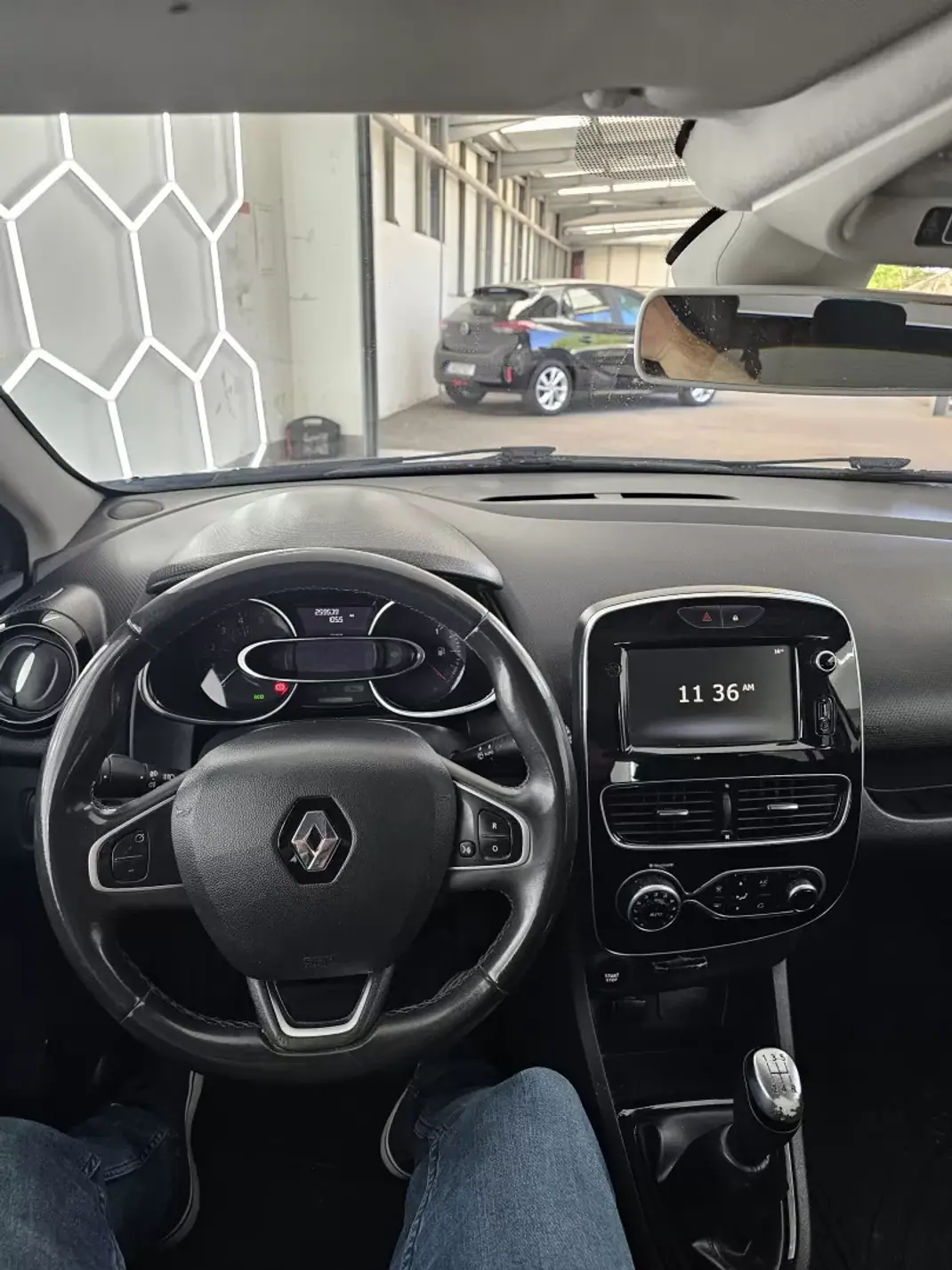 Renault Clio Sport Tourer 2019 - 8650 EUR, 259539 km - AUTO.MOTO.pt - 259539km - foto 15 de 24