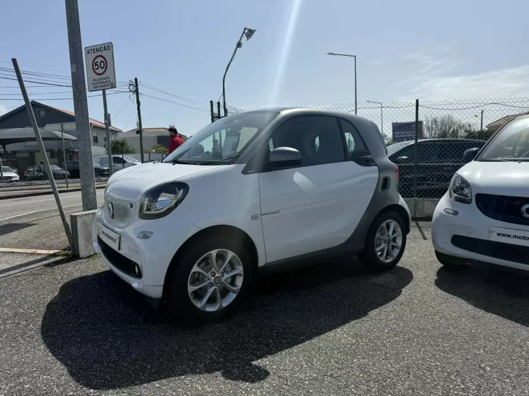 Smart Fortwo Cabrio 2018 - 12480 EUR, 70000 km - AUTO.MOTO.pt - 70000km - foto 1 de 3