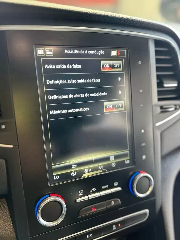 Renault Mégane 2019 - 14250 EUR, 135000 km - AUTO.MOTO.pt - 135000km - foto 24 de 36