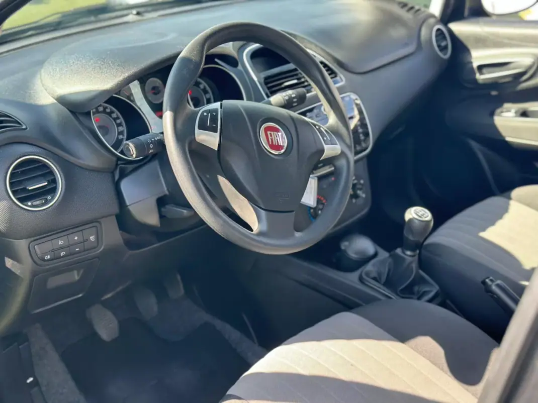 Fiat Punto 2018 - 10990 EUR, 83900 km - AUTO.MOTO.pt - 83900km - foto 12 de 20