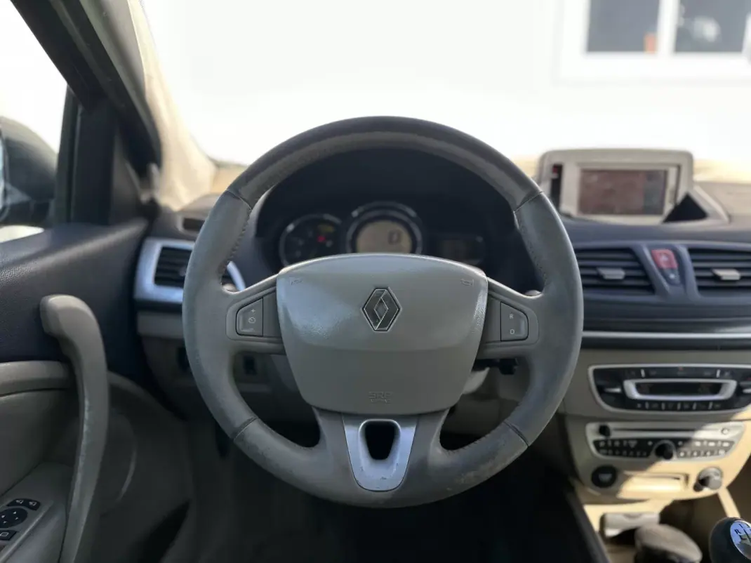 Renault Mégane Sport Tourer 2009 - 6490 EUR, 197500 km - AUTO.MOTO.pt - 197500km - foto 24 de 30