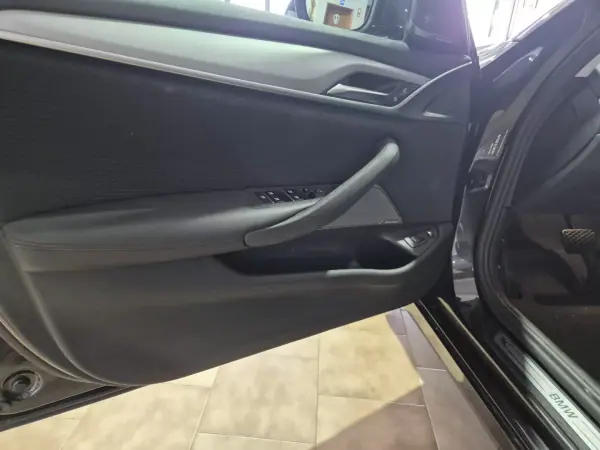 BMW 530e 2021 - 29900 EUR, 130000 km - AUTO.MOTO.pt - 130000km - foto 17 de 34