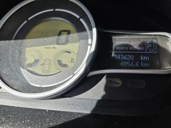 Renault Mégane Coupe 2012 - 8750 EUR, 143620 km - AUTO.MOTO.pt - 143620km - foto 6 de 8