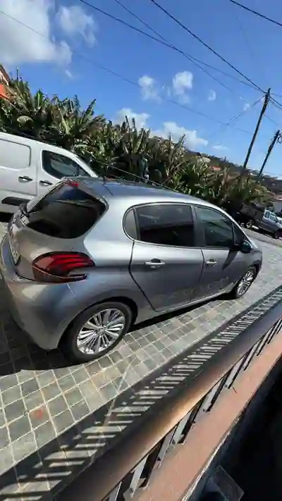 Peugeot 208 2019 - 8900 EUR, 93300 km - AUTO.MOTO.pt - 93300km - foto 4 de 10