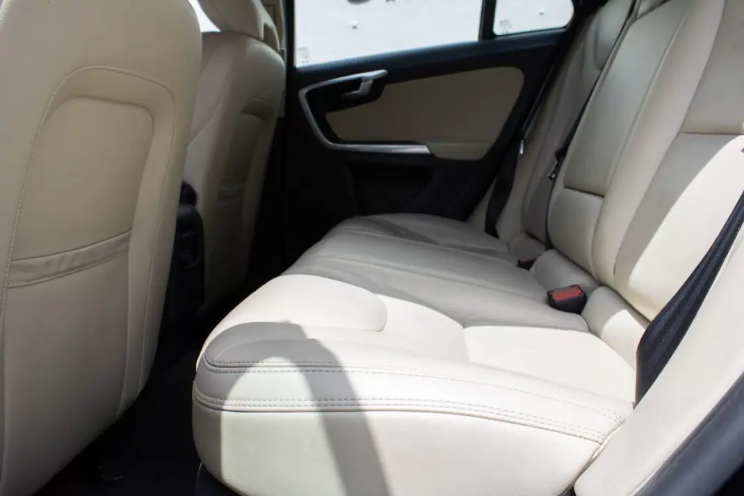 Volvo V60 2013 - 12500 EUR, 242000 km - 242000km - foto 17 de 45