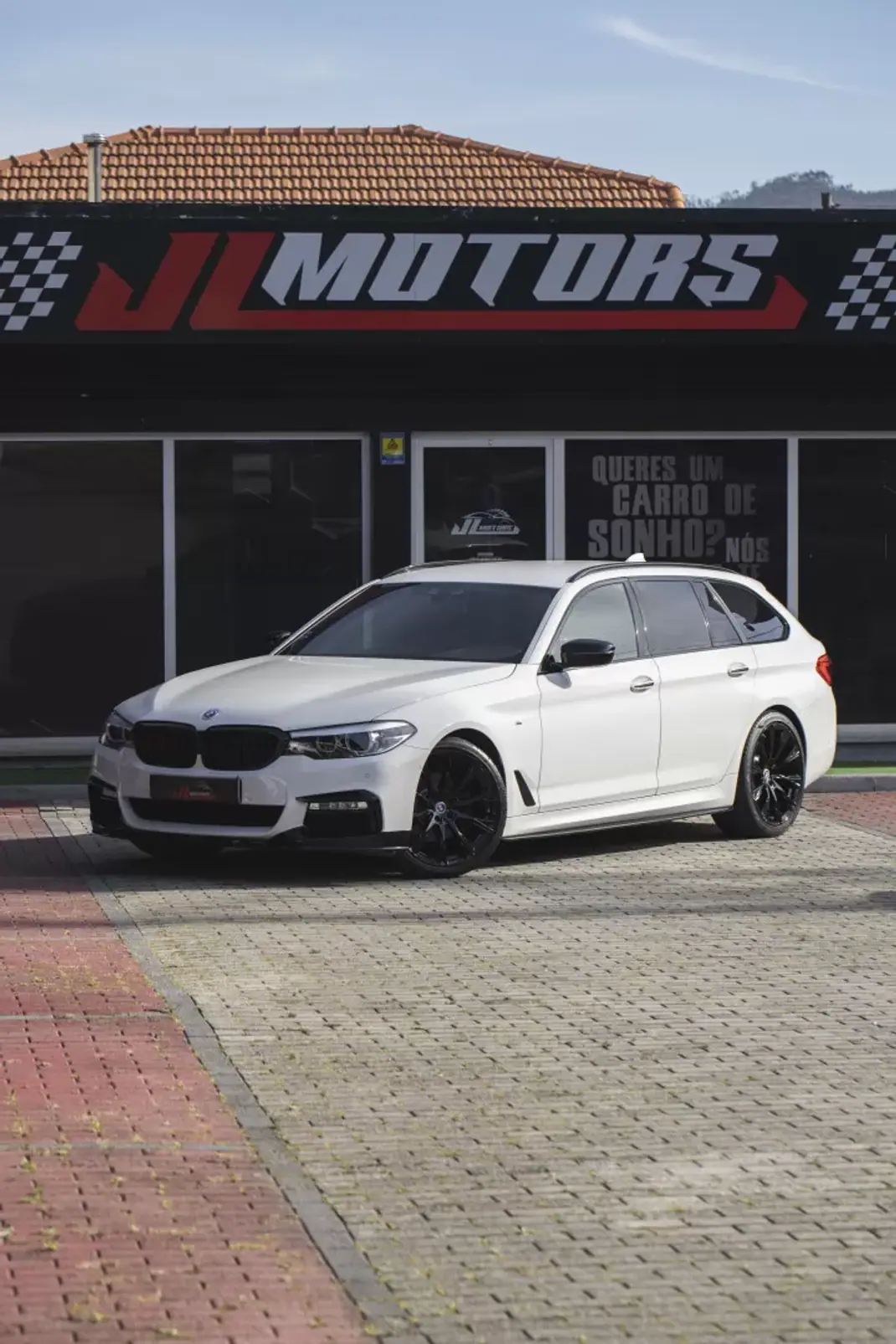 BMW 520 2018 - 31900 EUR, 144060 km - AUTO.MOTO.pt - 144060km - foto 1 de 41
