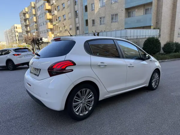 Peugeot 208 2018 - 9450 EUR, 128000 km - AUTO.MOTO.pt - 128000km - foto 14 de 14