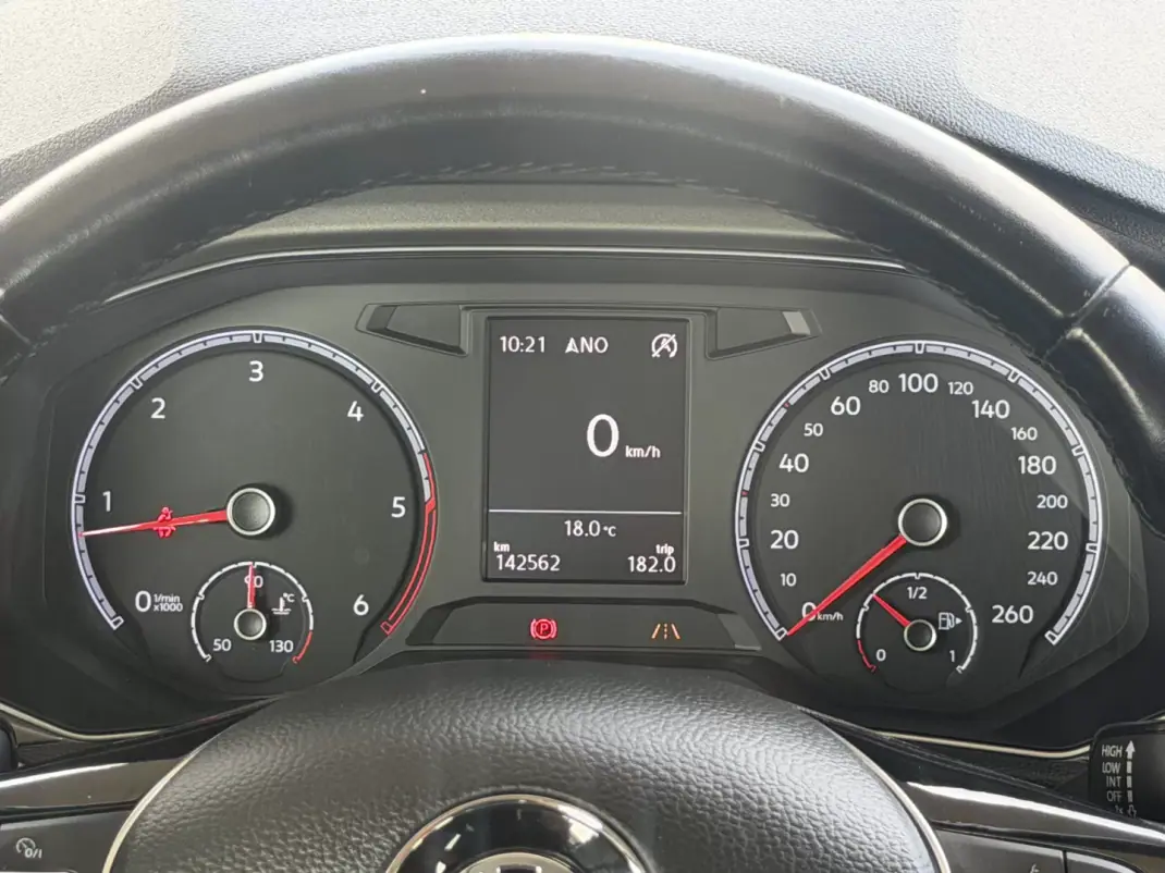 Volkswagen T-Roc 2020 - 19850 EUR, 142560 km - AUTO.MOTO.pt - 142560km - foto 18 de 20