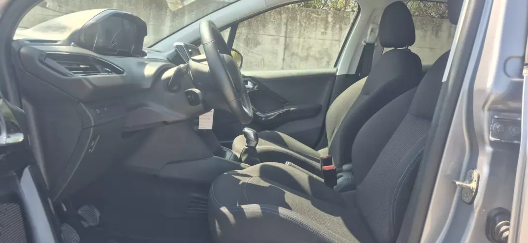 Peugeot 208 2019 - 10750 EUR, 107000 km - 107000km - foto 6 de 29