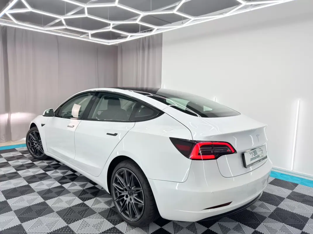 Tesla Model 3 2019 - 22750 EUR, 159999 km - AUTO.MOTO.pt - 159999km - foto 5 de 23