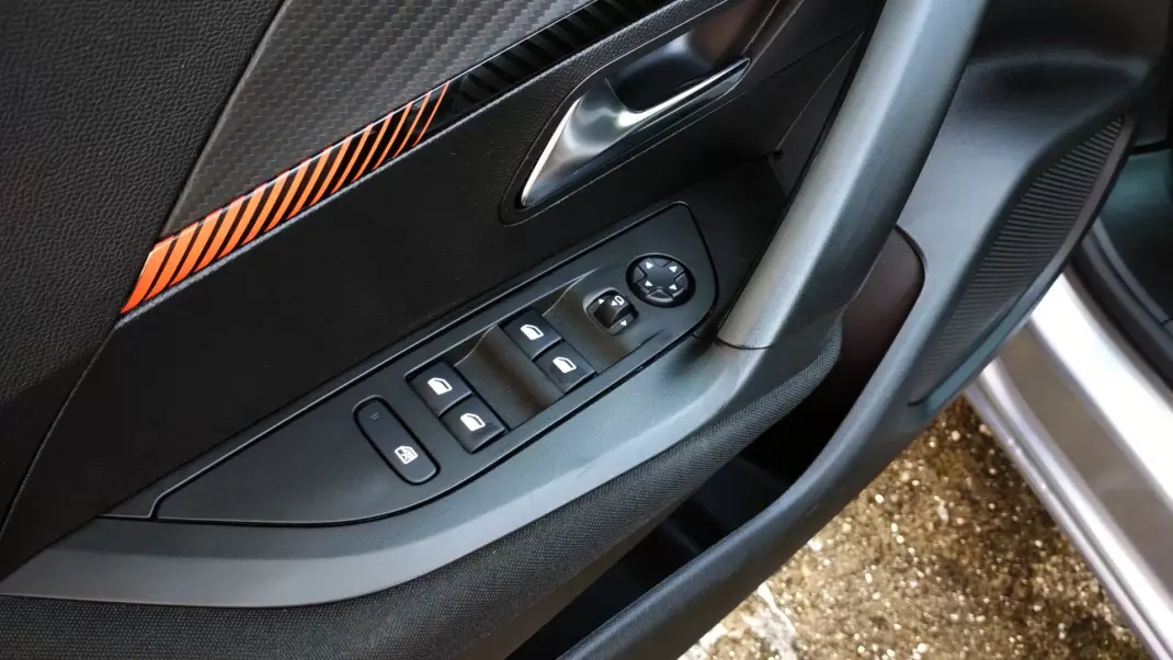 Peugeot 2008 2021 - 17999 EUR, 118000 km - AUTO.MOTO.pt - 118000km - foto 17 de 31