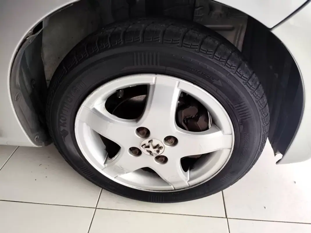 Peugeot 107 2011 - 6480 EUR, 84000 km - AUTO.MOTO.pt - 84000km - foto 19 de 21