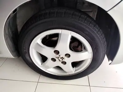 Peugeot 107 2011 - 6480 EUR, 84000 km - AUTO.MOTO.pt - 84000km - foto 19 de 21