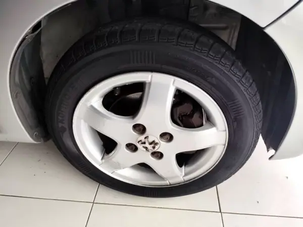 Peugeot 107 2011 - 5980 EUR, 84000 km - AUTO.MOTO.pt - 84000km - foto 19 de 21