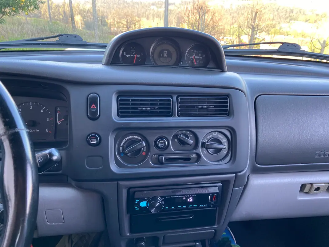 Mitsubishi Pajero 2001 - 12750 EUR, 199500 km - AUTO.MOTO.pt - 199500km - foto 9 de 11