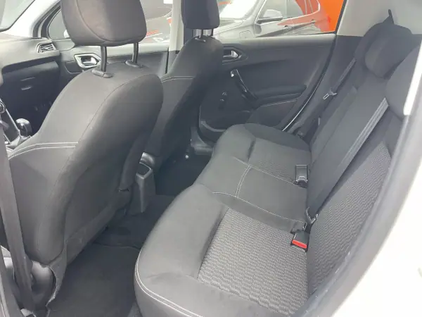 Peugeot 208 2015 - 8250 EUR, 123851 km - AUTO.MOTO.pt - 123851km - foto 9 de 12