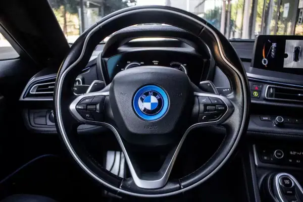 BMW i8 2016 - 61900 EUR, 93668 km - AUTO.MOTO.pt - 93668km - foto 14 de 45