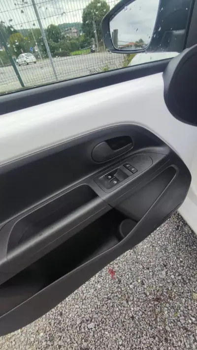 Volkswagen e-Up! 2020 - 11998 EUR, 0 km - AUTO.MOTO.pt - foto 8 de 23