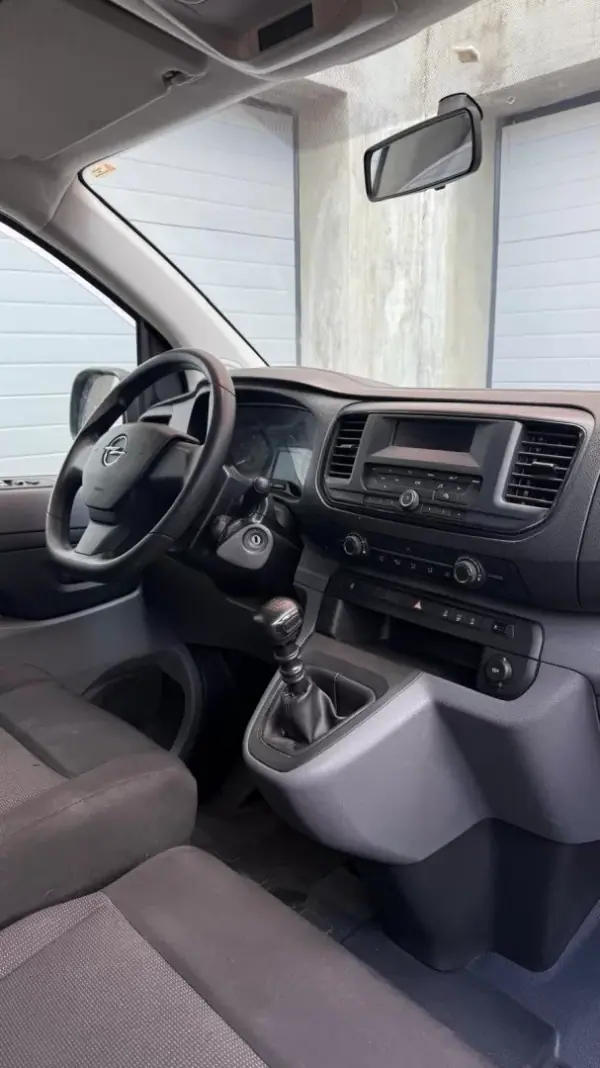Opel Vivaro 2021 - 26500 EUR, 82650 km - AUTO.MOTO.pt - 82650km - foto 13 de 16
