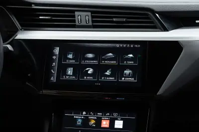 Audi Q8 e-Tron Sportback 2023 - 49950 EUR, 55000 km - AUTO.MOTO.pt - 55000km - foto 32 de 54