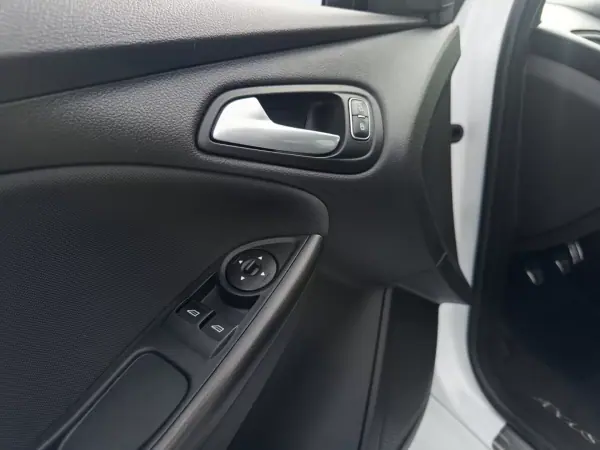 Ford Focus 2017 - 12990 EUR, 79000 km - AUTO.MOTO.pt - 79000km - foto 13 de 16