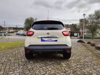 Renault Captur 2017 - 11700 EUR, 107123 km - AUTO.MOTO.pt - 107123km - foto 5 de 12