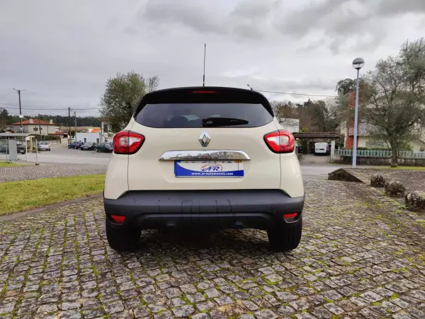 Renault Captur 2017 - 11700 EUR, 107123 km - AUTO.MOTO.pt - 107123km - foto 5 de 12