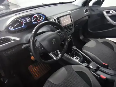 Peugeot 2008 2018 - 10250 EUR, 109000 km - AUTO.MOTO.pt - 109000km - foto 11 de 21