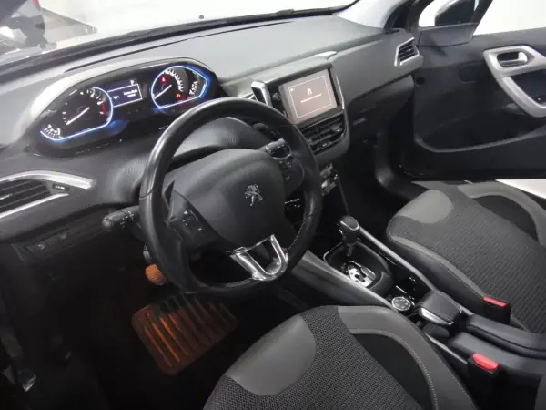 Peugeot 2008 2018 - 10250 EUR, 109000 km - AUTO.MOTO.pt - 109000km - foto 11 de 21