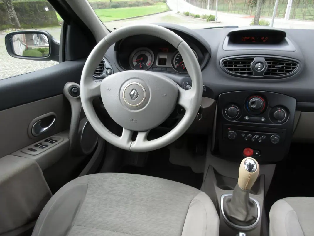 Renault Clio 2006 - 3990 EUR, 249000 km - AUTO.MOTO.pt - 249000km - foto 32 de 38