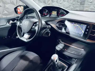 Peugeot 308 2019 - 14990 EUR, 62170 km - AUTO.MOTO.pt - 62170km - foto 19 de 36