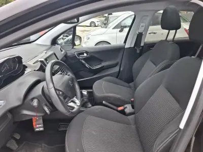 Peugeot 208 2017 - 8900 EUR, 191000 km - AUTO.MOTO.pt - 191000km - foto 12 de 36