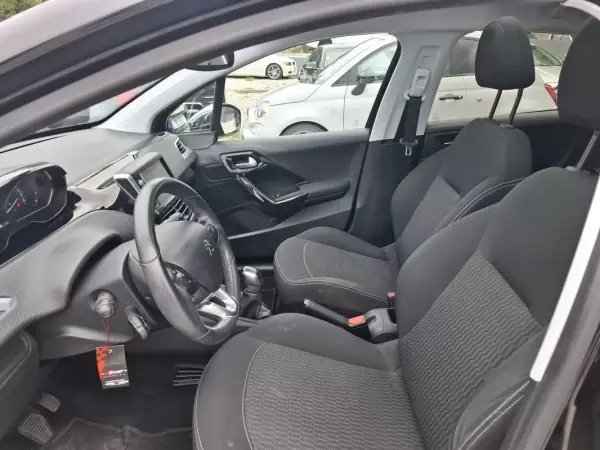 Peugeot 208 2017 - 8900 EUR, 191000 km - AUTO.MOTO.pt - 191000km - foto 12 de 36