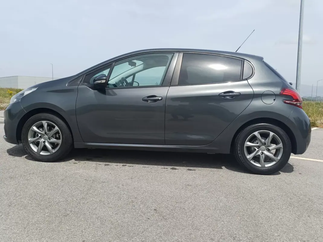Peugeot 208 2015 - 9900 EUR, 149570 km - AUTO.MOTO.pt - 149570km - foto 8 de 15