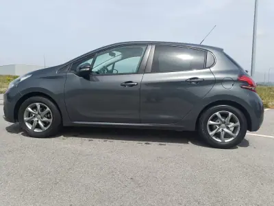 Peugeot 208 2015 - 9900 EUR, 149570 km - AUTO.MOTO.pt - 149570km - foto 8 de 15