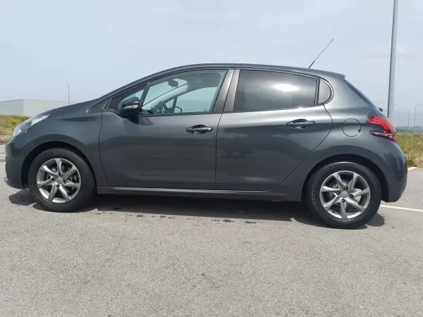 Peugeot 208 2015 - 9900 EUR, 149570 km - AUTO.MOTO.pt - 149570km - foto 8 de 15