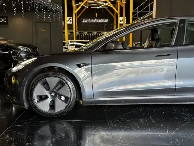 Tesla Model 3 2022 - 29990 EUR, 125900 km - AUTO.MOTO.pt - 125900km - foto 9 de 31