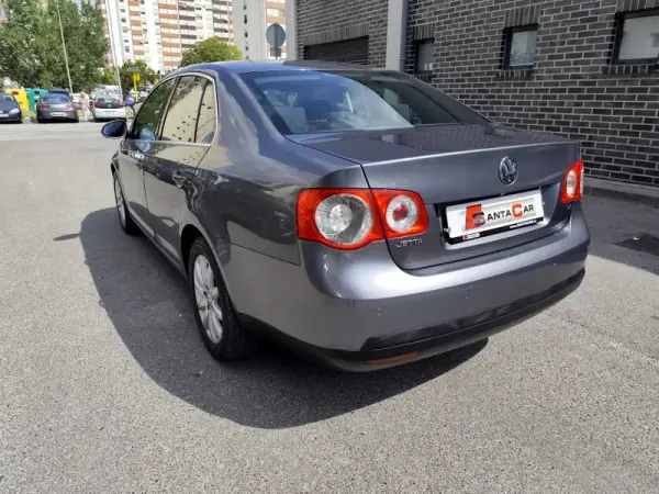 Volkswagen Jetta 2006 - 6500 EUR, 192000 km - AUTO.MOTO.pt - 192000km - foto 21 de 25