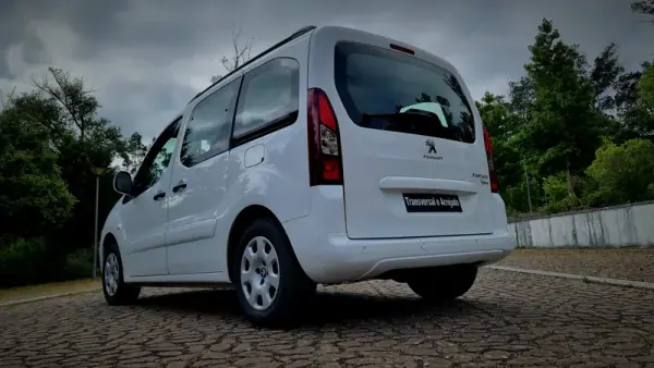 Peugeot Partner 2018 - 14900 EUR, 160000 km - AUTO.MOTO.pt - 160000km - foto 19 de 23