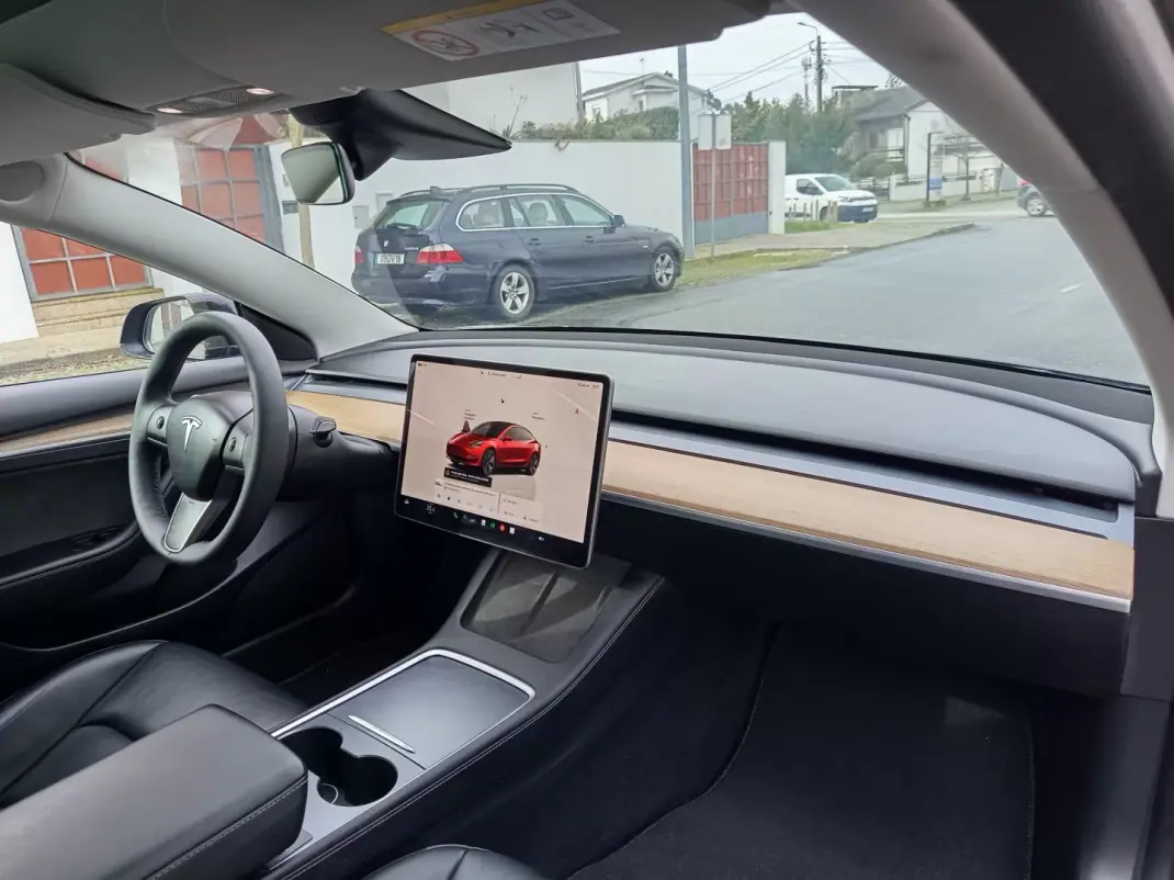 Tesla Model 3 2022 - 25990 EUR, 105900 km - AUTO.MOTO.pt - 105900km - foto 13 de 16