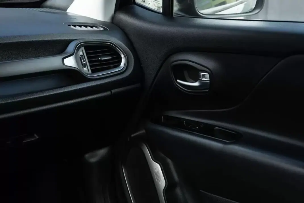 Jeep Renegade 2020 - 18500 EUR, 99000 km - AUTO.MOTO.pt - 99000km - foto 19 de 31