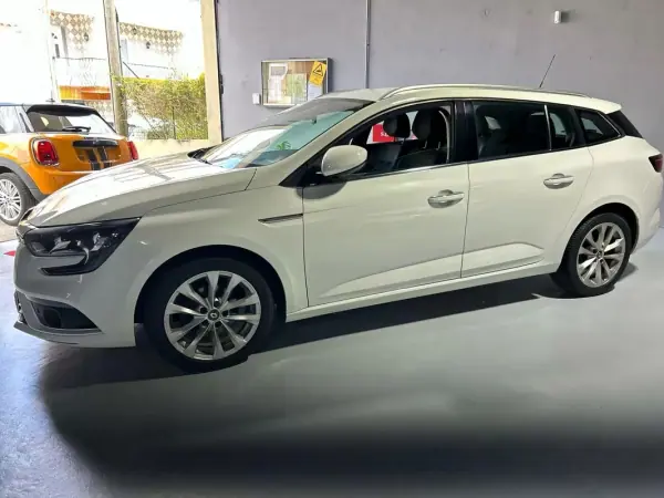Renault Mégane 2019 - 14250 EUR, 135000 km - AUTO.MOTO.pt - 135000km - foto 2 de 36