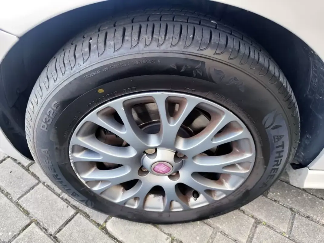 Fiat Punto Evo 2011 - 5000 EUR, 258000 km - AUTO.MOTO.pt - 258000km - foto 12 de 18