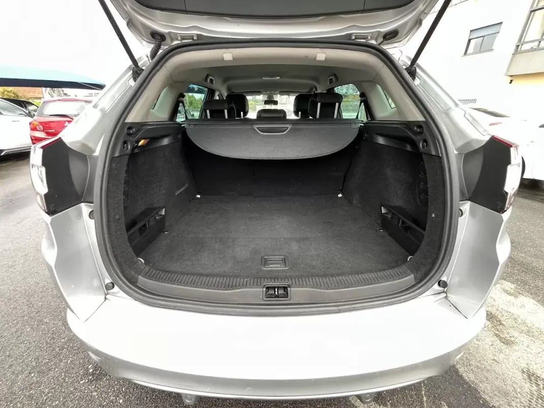 Renault Mégane Sport Tourer 2014 - 7750 EUR, 250000 km - AUTO.MOTO.pt - 250000km - foto 41 de 47