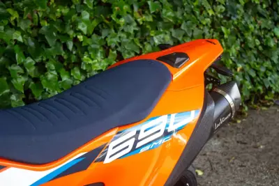 KTM 690 Enduro R 2023 - 10500 EUR, 7700 km - AUTO.MOTO.pt - 7700km - foto 8 de 11