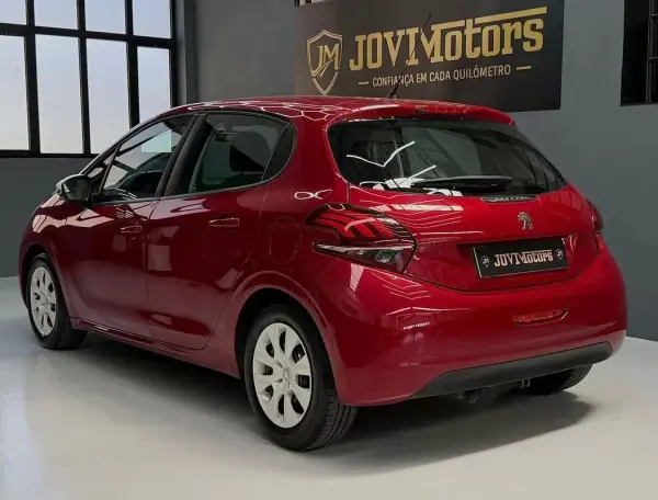 Peugeot 208 2018 - 7999 EUR, 171944 km - AUTO.MOTO.pt - 171944km - foto 5 de 18