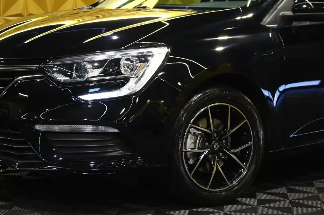Renault Mégane Sport Tourer 2020 - 11890 EUR, 180000 km - AUTO.MOTO.pt - 180000km - foto 2 de 28