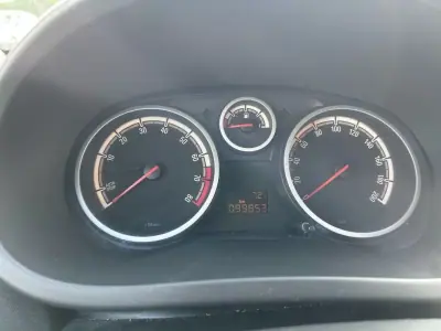 Opel Corsa 2013 - 7990 EUR, 99853 km - AUTO.MOTO.pt - 99853km - foto 12 de 15