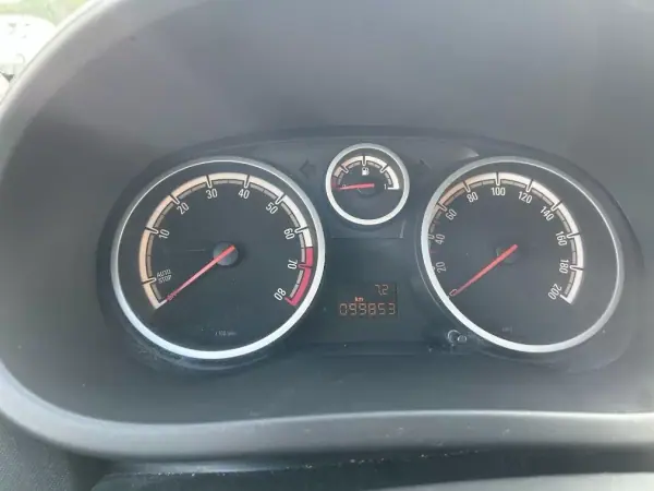 Opel Corsa 2013 - 7750 EUR, 99853 km - AUTO.MOTO.pt - 99853km - foto 12 de 15