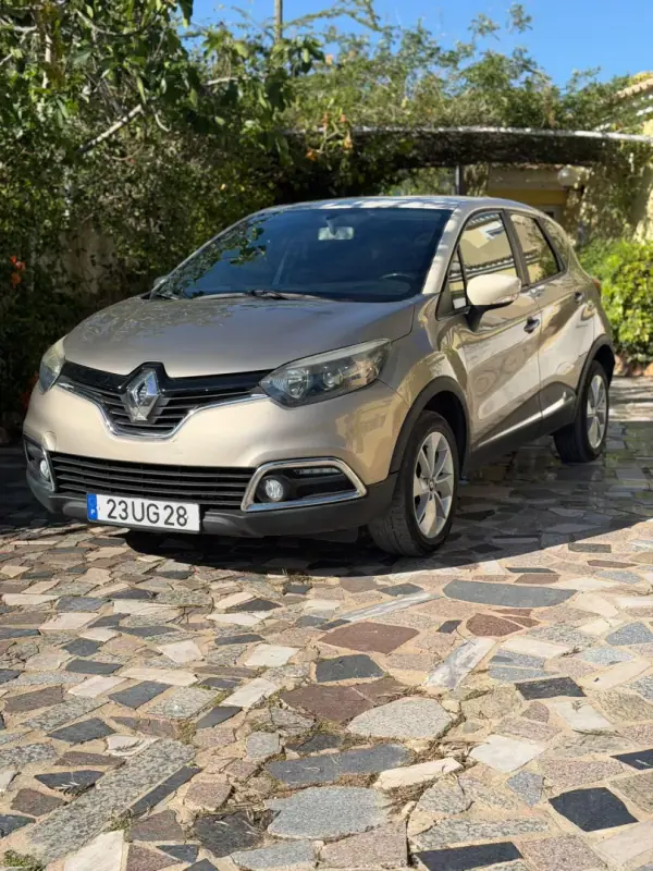 Renault Captur 2015 - 11900 EUR, 189748 km - AUTO.MOTO.pt - 189748km - foto 2 de 7